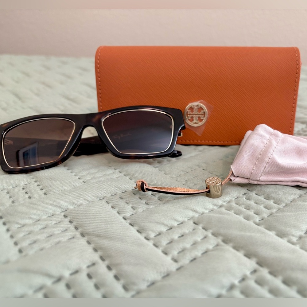 TORY BURCH Brown Tortoise Sunglasses with Orange Case 

Excellent condition
